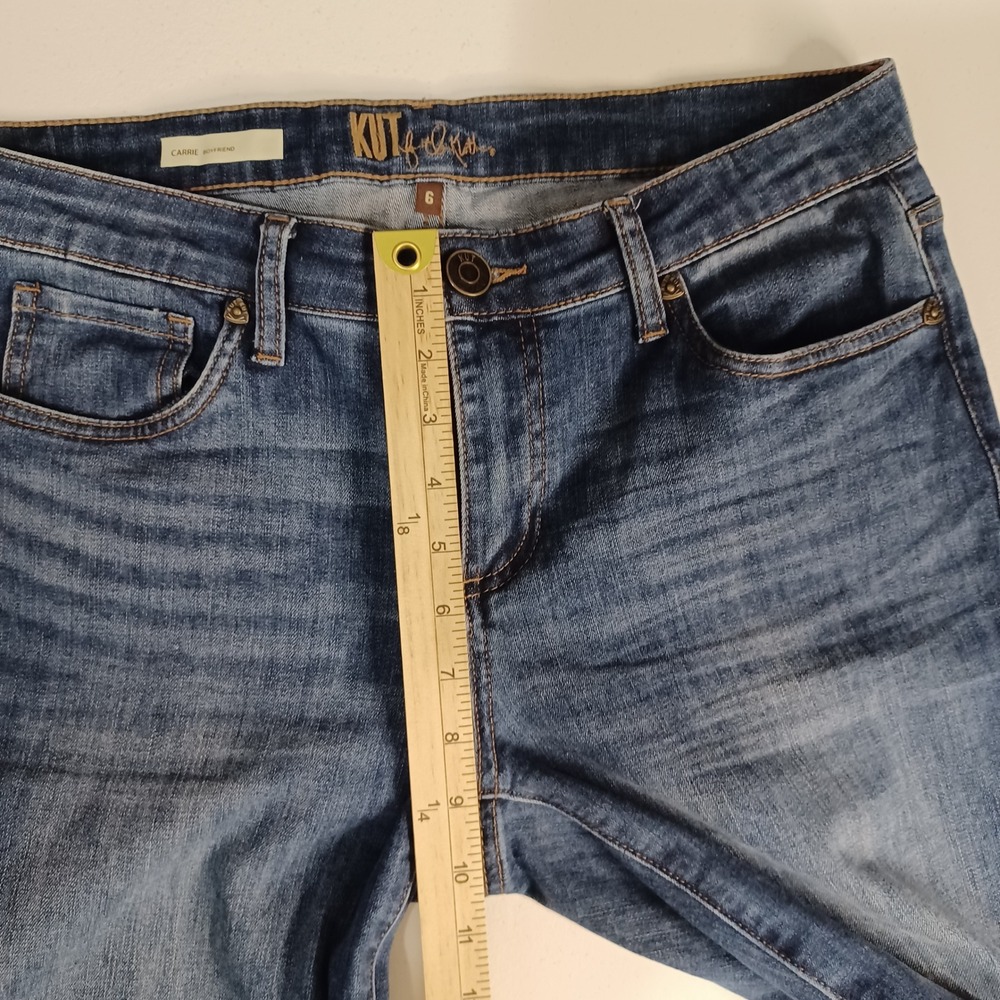 Women's KUT from the Kloth Carrie Boyfriend Medium Wash Jeans in a Size 6 - Picture 12 of 13